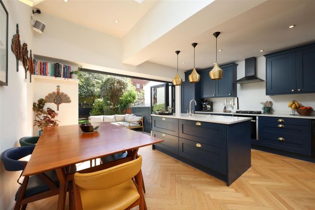 3 bed property, in Kennington Avenue, £685,000