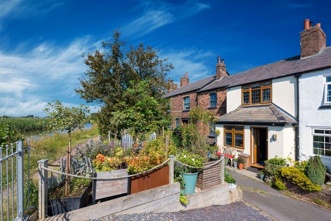 2 bed property, in New Lane, £280,000