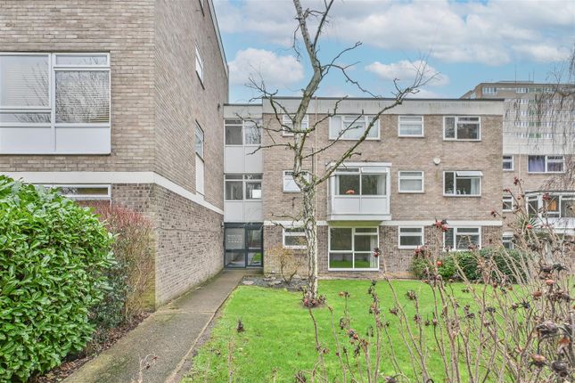 2 bed property, in Canterbury Way, £190,000