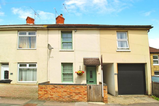2 bed property, in Hyde Road, £240,000