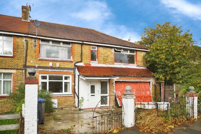 1 bed property, in Central Avenue, £175,000