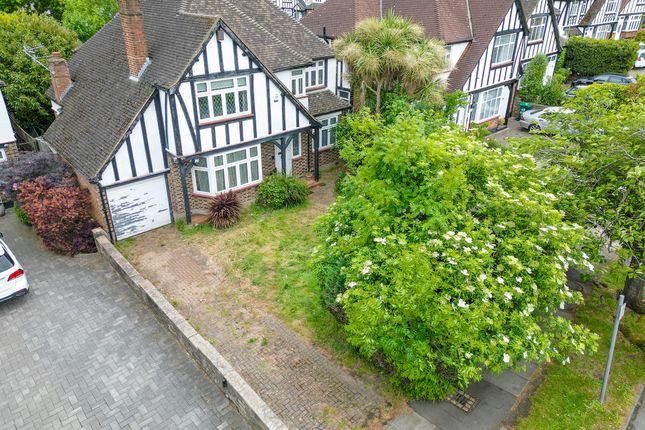 4 bed property, in 50 Green Lane, £900,000