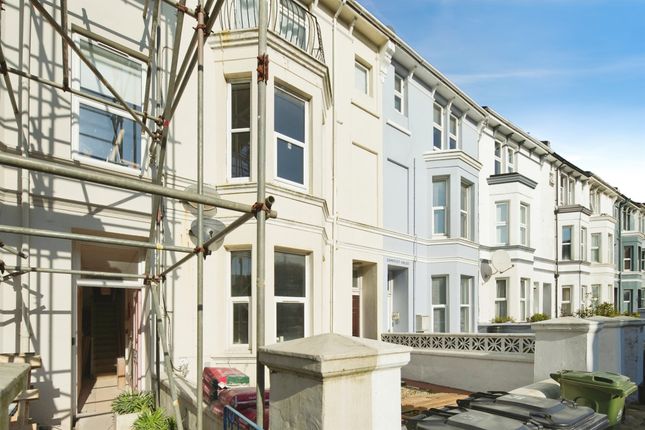 1 bed property, in Queens Park Road, £140,000