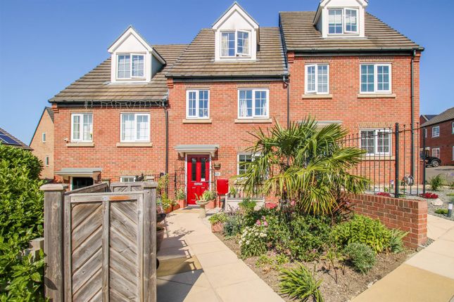 3 bed property, in Calder Way, £270,000