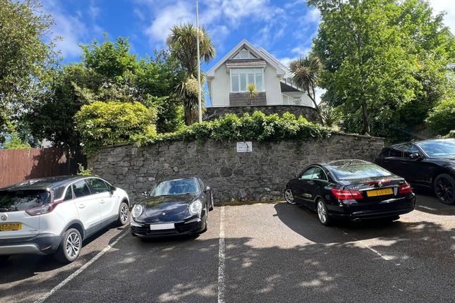 2 bed property, in Higher Lane, £220,000