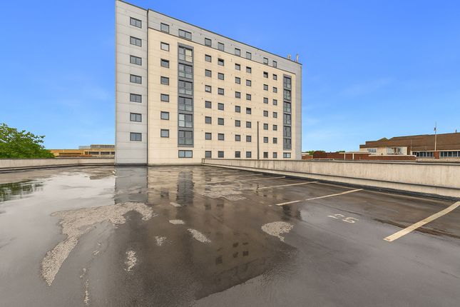 2 bed property, in Broadway, £140,000