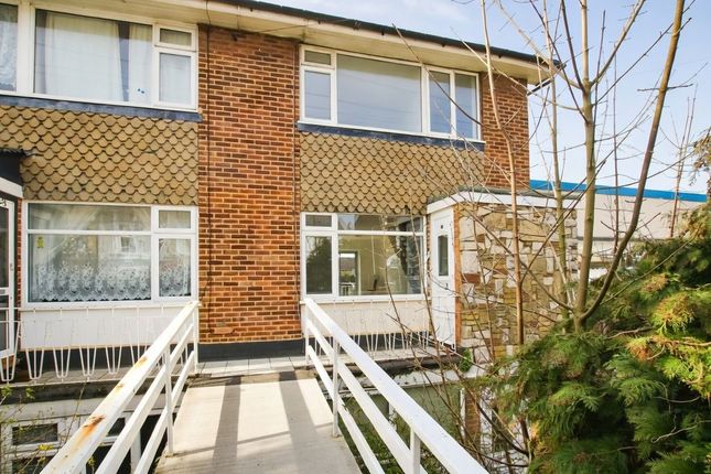 2 bed property, in Rye Road, £300,000