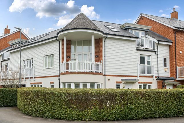 2 bed property, in Sierra Road, £400,000