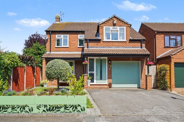 4 bed property, in Meadow Close, £525,000