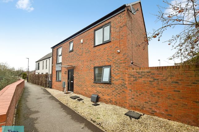 3 bed property, in Woodfield Way, £245,000