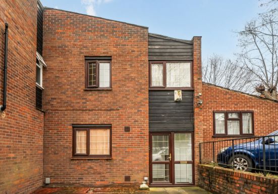 6 bed property, in 20 Paddock Close, £550,000