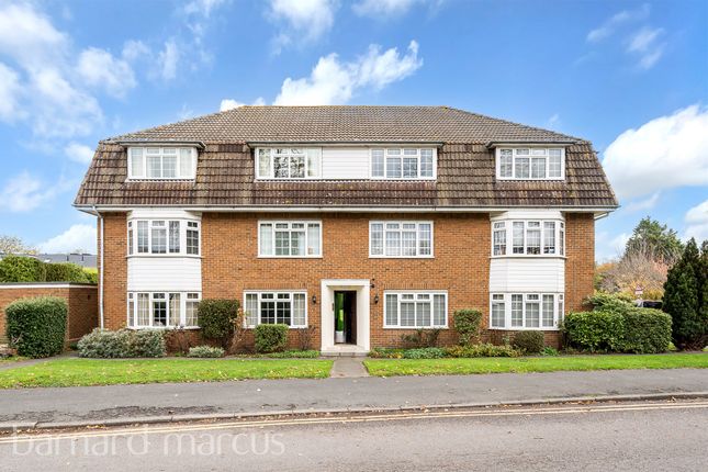 2 bed property, in Chessington Road, £300,000