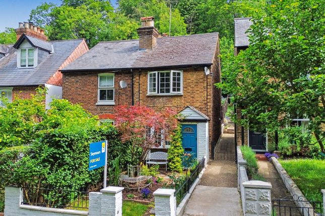 2 bed property, in Godalming, £450,000