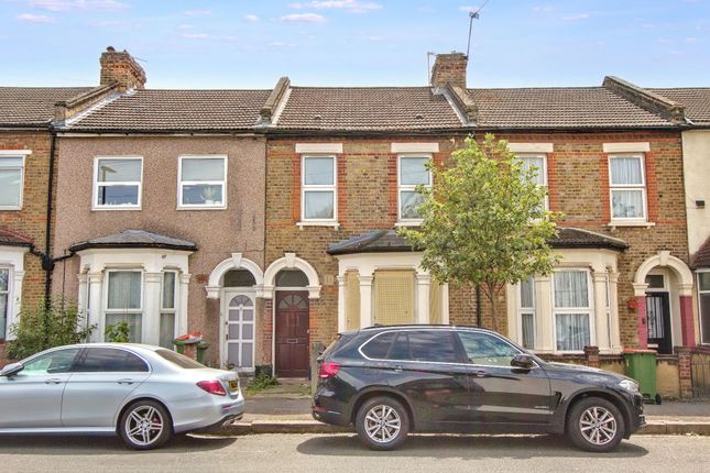1 bed property, in Knox Road, £210,000