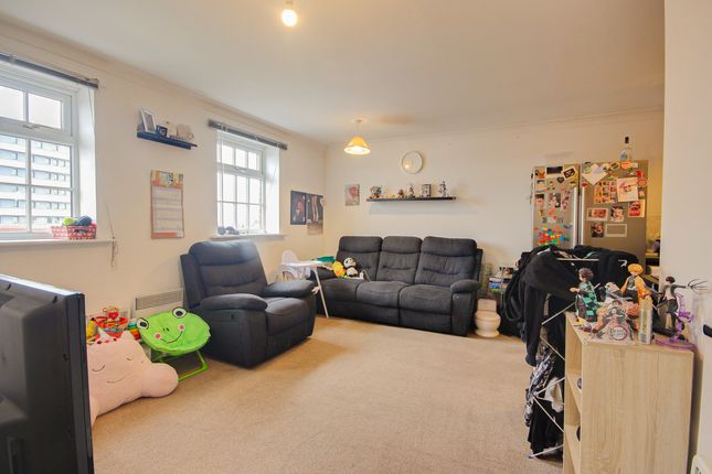 2 bed property, in Pillowell Drive, £122,000