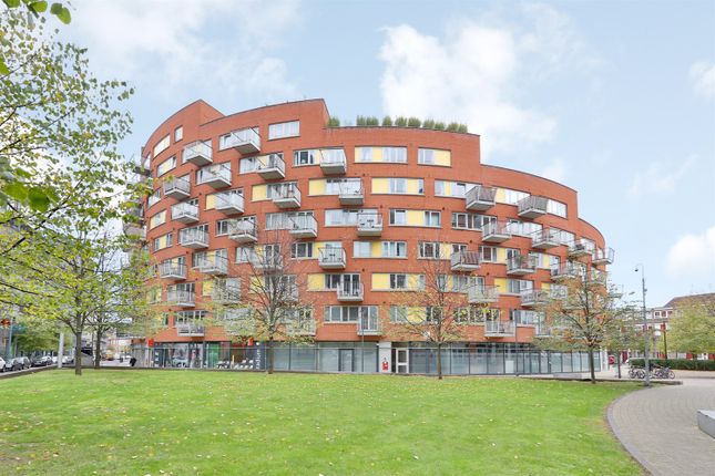 2 bed property, in Buckler Court, £475,000