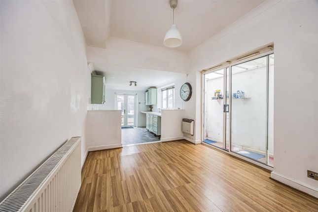 2 bed property, in Farlington Road, £200,000