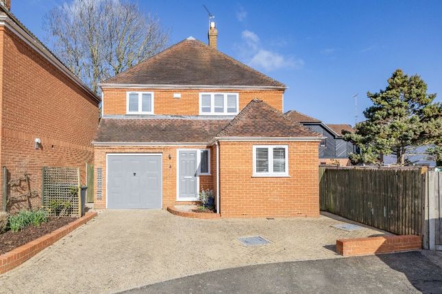 4 bed property, in Riverside Close, £500,000