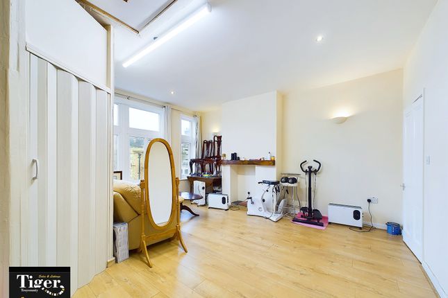 1 bed property, in Bond Street, £27,500