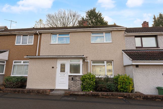 2 bed property, in Edlogan Way, £175,000