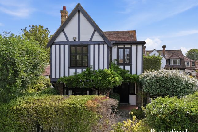 3 bed property, in Edward Close, £795,000