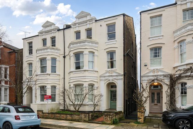 1 bed property, in Carmalt Gardens, £225,000