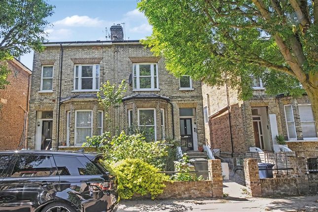 1 bed property, in Oxford Road, £225,000