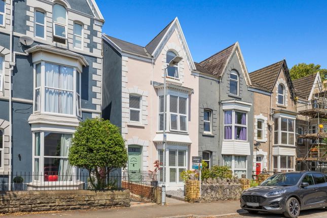 5 bed property, in Eaton Crescent, £500,000