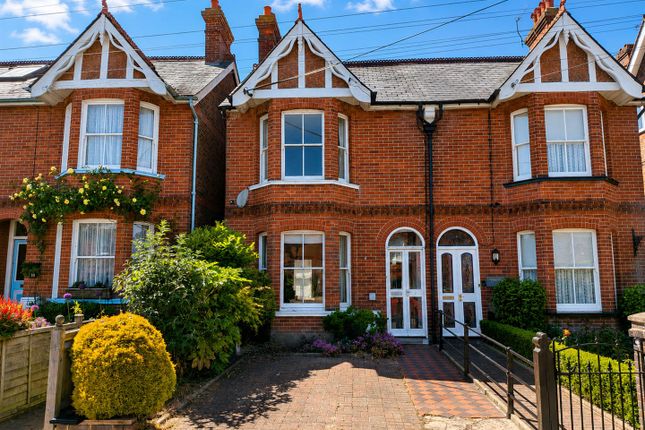 2 bed property, in Harcourt Road, £450,000