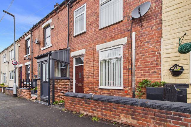 2 bed property, in Robinson Street, £140,000
