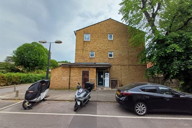 3 bed property, in Montague Square, £320,000