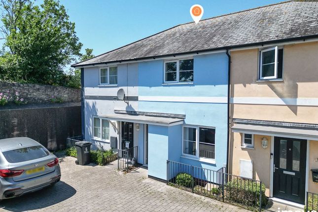2 bed property, in Wrens Court, £200,000