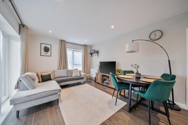 2 bed property, in Dun Street, £155,000
