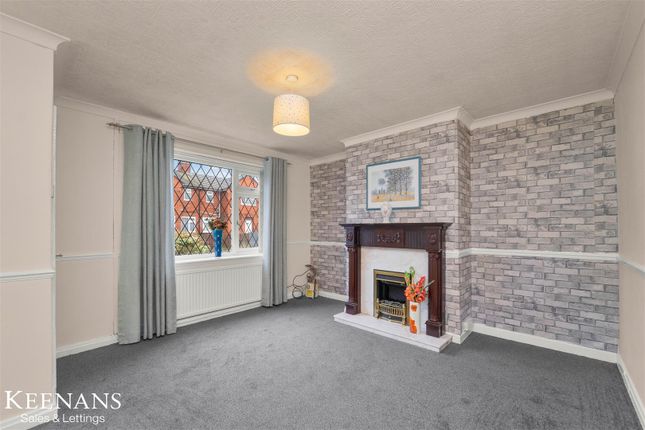 2 bed property, in Priory Road, £190,000