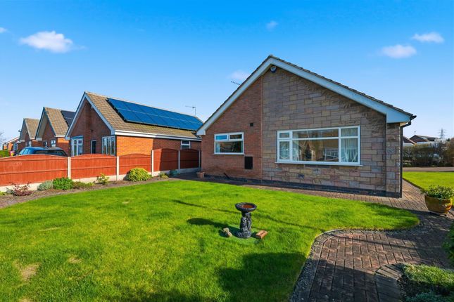 2 bed property, in Brandene Close, £290,000