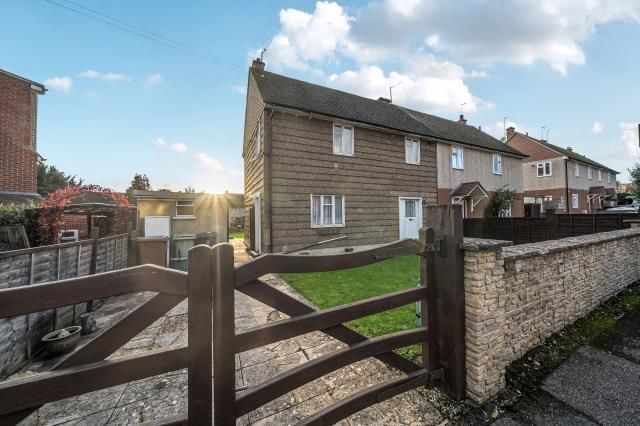 3 bed property, in Kempson Crescent, £275,000