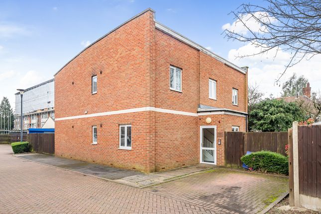 1 bed property, in Phoenix Court, £200,000