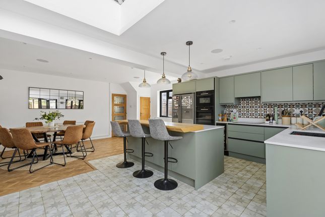 3 bed property, in Stockbridge Gardens, £525,000