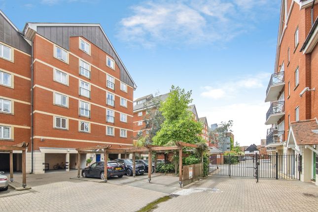 2 bed property, in Neptune Square, £220,000