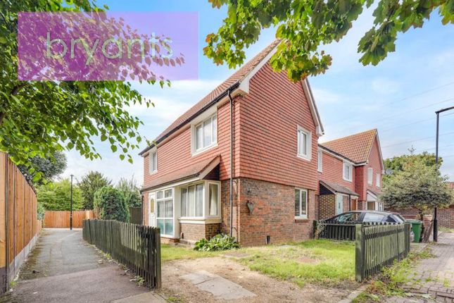 3 bed property, in Oakley Close, £495,000