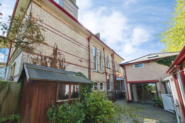 5 bed property, in Park Road, £450,000