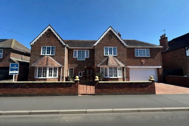 5 bed property, in Holmfield Avenue, £795,000