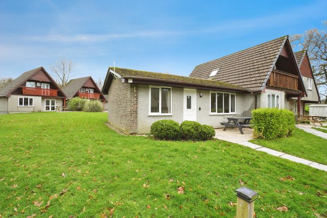 2 bed property, in Hengar Manor, £60,000
