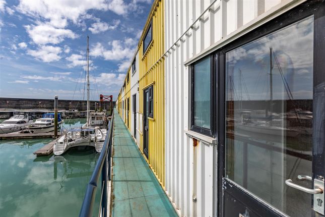 1 bed property, in Eastern Concourse, £35,000