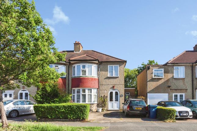 3 bed property, in Hawthorn Drive, £625,000