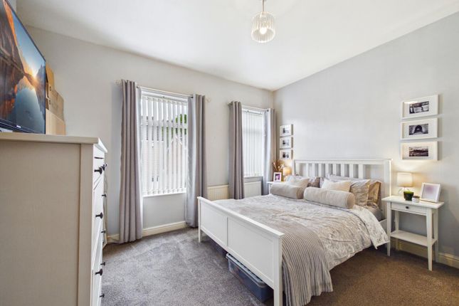 2 bed property, in Robinson Street, £140,000