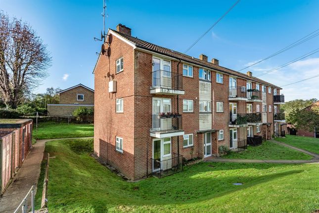 1 bed property, in New Road, £140,000