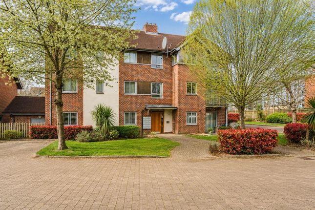 2 bed property, in Rooksdown, £220,000