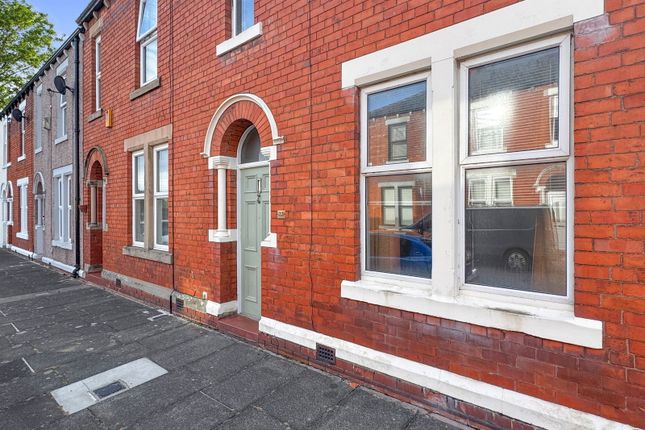 2 bed property, in Clifton Street, £127,500
