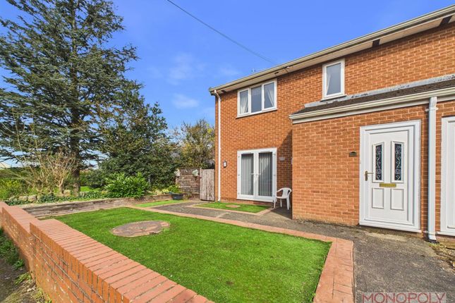 1 bed property, in High Street, £80,000